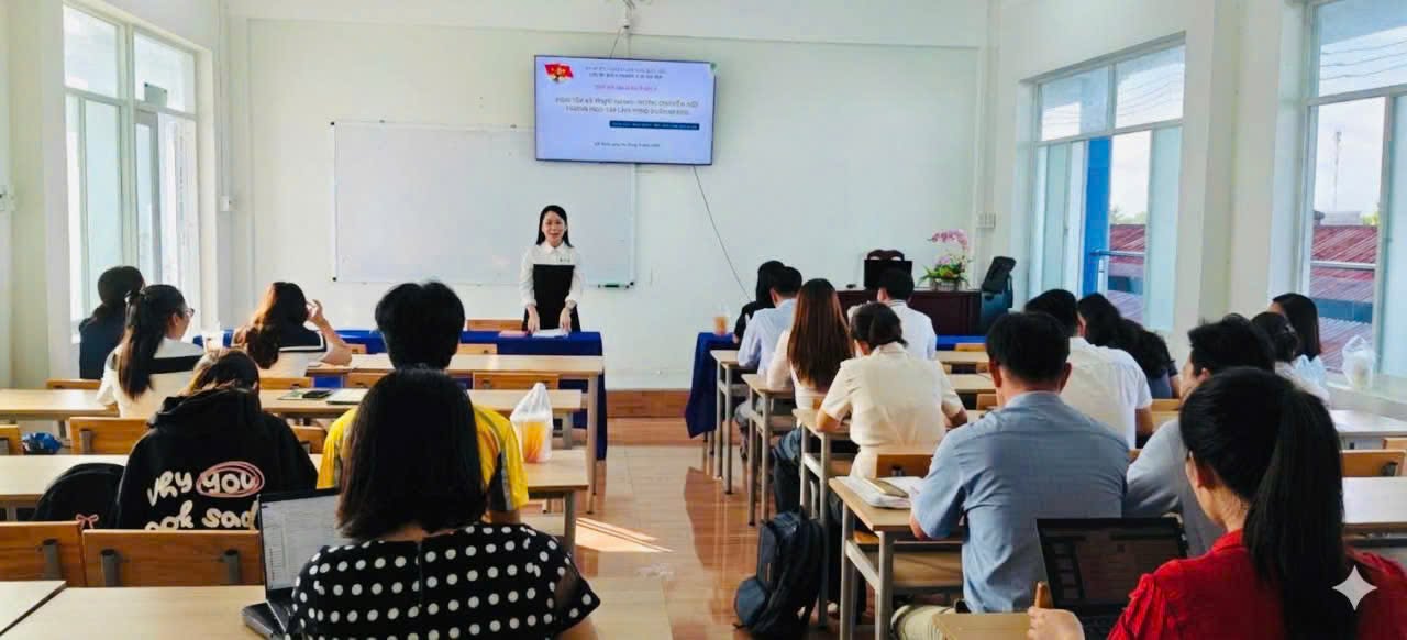 CHI BỘ KHOA KHOA HỌC XÃ HỘI SINH HOẠT CHUYÊN ĐỀ “HỌC TẬP VÀ THỰC HÀNH – BƯỚC CHUYỂN MỚI TRONG HỌC TẬP LÀM THEO GƯƠNG BÁC”